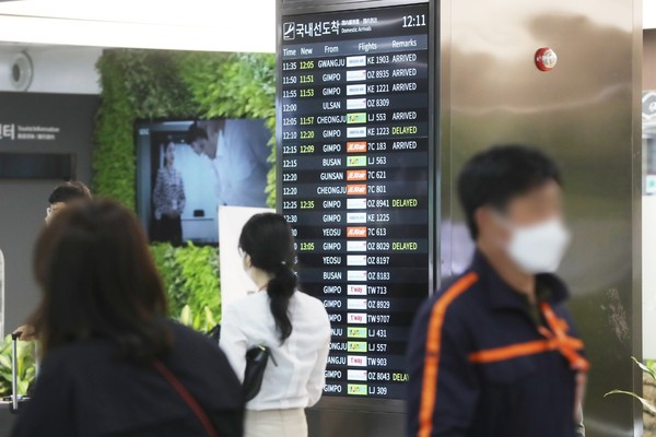 在韩国全面解除保持社交距离措施后的首个周末(23日)，济州国际机场国内航线抵达挤满了游客。【照片来源：NEWS1】
