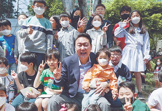 5月5日迎韩国迎来儿童节，候任总统尹锡悦在位于首尔瑞草区的公寓园区与孩子们一起合影留念。尹锡悦表示“我作为总统，会努力做好，让孩子们健康地学习长大”。【照片来源：候任总统发言人办公室】