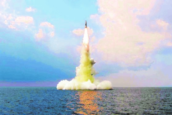 图为朝鲜去年10月在“8·24英雄号”潜艇上发射潜射弹道导弹的场景。韩国军方当局认为，朝鲜5月7日发射的是同款导弹，旨在进行列装前性能测试。【NEWS1】