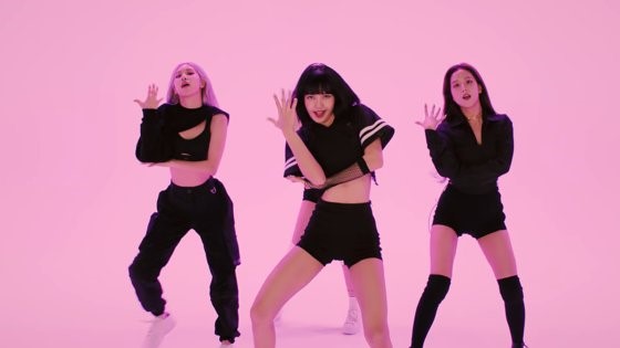 5月11日韩国女子组合BLACKPINK的《How You Like That》舞蹈视频点击量突破11亿次。【图片来源：BLACKPINK YouTube截图】
