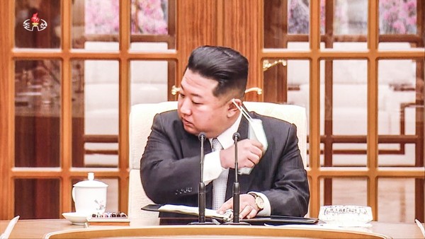 图为5月12日，朝鲜国务委员长金正恩出席在劳动党中央委员会总部大楼举行的党中央委员会第八届八次政治局会议，在会前取下口罩。【图片来源：朝鲜中央电视台=NEWSIS】