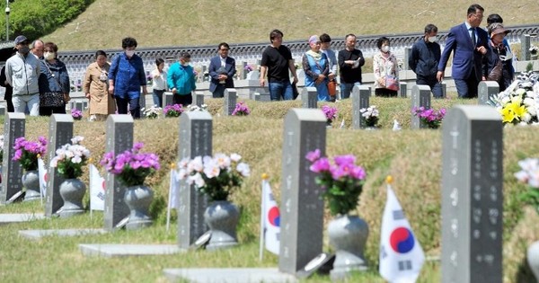 再过两天就是韩国5·18民主运动42周年，图为15日上午，光州北区云亭洞国立5·18民主墓园里有不少人前来悼念。【照片来源：NEWSIS】
