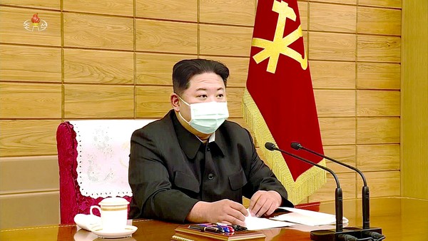 图为朝鲜国务委员长金正恩戴口罩亮相。【照片来源：朝鲜中央电视台=韩联社】