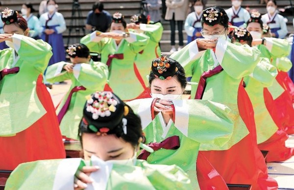 韩国在16日迎来了“成年节”，图为在首尔中区南山谷韩屋村举行的“首尔市成年节纪念活动”，迎来19周岁的学生们穿着传统服饰再现了传统成年礼。首尔市每年5月的第三个星期一是成年节，每年都会举行类似的活动。【照片来源：韩联社】
