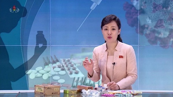 朝鲜中央电视台播音员金恩贞(音)16日在演播室介绍了对发烧患者居家治疗中的药物使用方法。【照片来源：朝鲜中央电视台=韩联社】