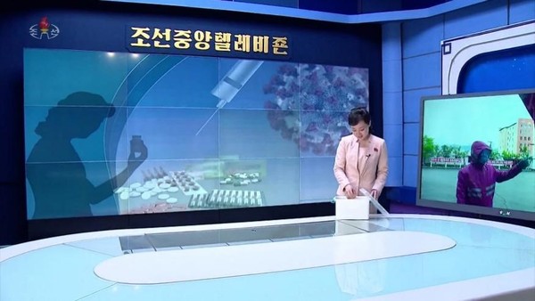 朝鲜中央电视台播音员金恩贞(音)16日在演播室介绍了对发烧患者居家治疗中的药物使用方法。【照片来源：朝鲜中央电视台=韩联社】