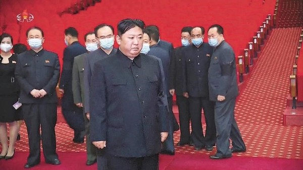 图为朝鲜国务委员长金正恩20日吊唁玄哲海元帅。【照片来源：朝鲜中央电视台=韩联社】