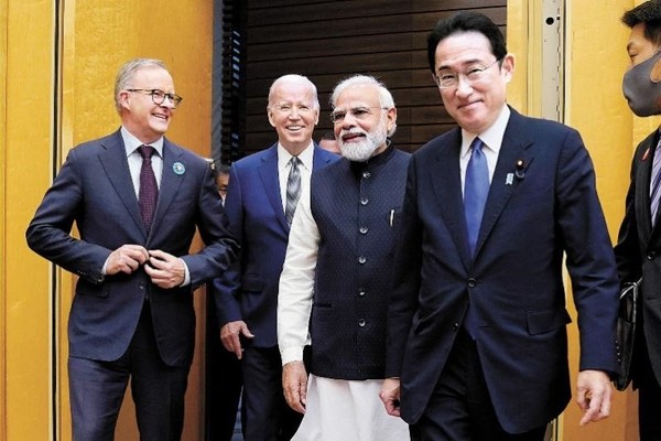 24日，美国、日本、澳大利亚、印度首脑通过四方安全对话共同声明表示“反对所有试图提高地区紧张局势的威慑性、挑衅性、单方面的行动”，直指中俄两国。图为当天为举行峰会进入日本东京首相官邸的澳大利亚总理安东尼·阿尔巴尼斯、美国总统拜登、印度总理莫迪、日本首相岸田文雄(左起)。【照片来源：美联社=韩联社】