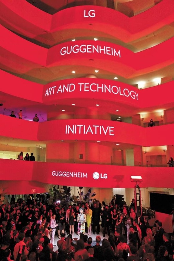 当地时间1日，LG表示已与世界排名第一的现代美术馆古根海姆博物馆结成了全球合作伙伴关系。今后，LG集团、LG电子、LG Display将以向艺术家提供赞助、品牌推广等方式与古根海姆合作。此外，LG品牌将在未来五年中出现在美国纽约、西班牙毕尔巴鄂、意大利威尼斯等全世界古根海姆美术馆的门票、网站上。【照片来源：LG】