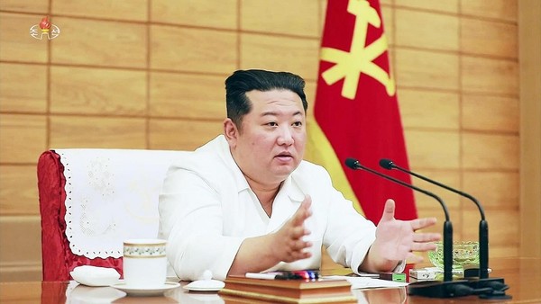 图为朝鲜劳动党国务委员长金正恩上月29日出席政治局会议。【照片来源：韩联社】