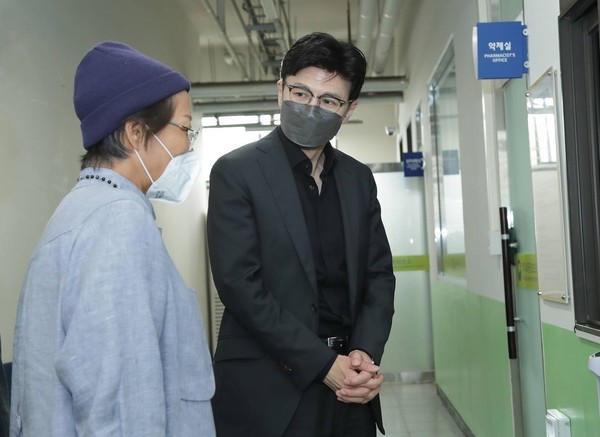 韩国法务部部长韩东勋10日访问了忠北清州监狱。【照片来源：韩国法务部】