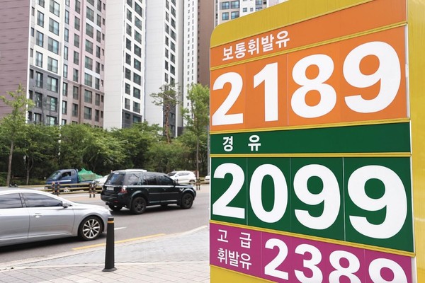韩国从7月开始将再次上调燃气费。14日，据韩国天然气公社等透露，韩国从7月1日开始，住宅用和营业用天然气将分别上调8.4%和8.7%~9.4%，还表示下个月电费也有可能上调。另外，据韩国油价信息平台Opinet透露，前一天下午全国汽油、柴油的销售价格突破了每升2070韩元，汽油每升2073韩元，柴油每升2073.4韩元。【照片来源：韩联社】