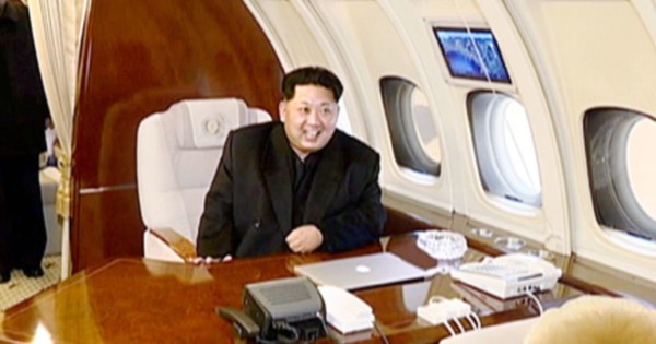 图为朝鲜国务委员长金正恩桌上放着美国苹果笔记本电脑。【照片来源：朝鲜中央电视截图=韩联社】