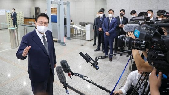图为尹锡悦总统17日上午到龙山总统办公室上班时回答记者提问。【照片来源：韩总统办公室摄影记者团】