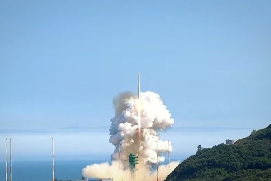 韩国自主研发制造的运载火箭“世界号”(KSLV-Ⅱ)于当地时间21日在全罗南道高兴郡罗老宇宙中心发射台进行第二次发射。【照片来源：韩联社TV】