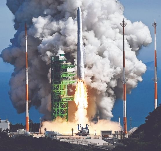 6月21日下午，在全南道高兴郡罗老宇宙中心进行第二次发射的韩国自研运载火箭“世界号”(KSLV-II)成功升空。“世界号”是韩国采用独创技术研制而成。此次是首次在韩国自主研发的运载火箭上搭载具备实际功能的自主研发人造卫星进行发射。【照片来源：共同摄影记者团】