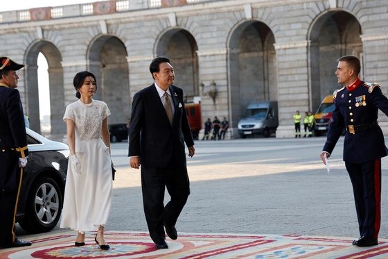 当地时间28日，为出席北约峰会而访问西班牙的韩国总统尹锡悦和夫人金建希女士为出席西班牙国王费利佩六世举办的晚宴正往马德里王宫里面走。【照片来源：美联社=韩联社】