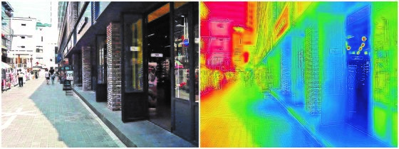7月3日，在酷暑天气导致电力短缺的情况下，首尔明洞的一家商店却“开门放冷气”营业。右图是用热成像照相机拍摄的，外部温度较高呈现红色，打开的门则因温度较低呈现蓝色。【照片来源：韩联社】