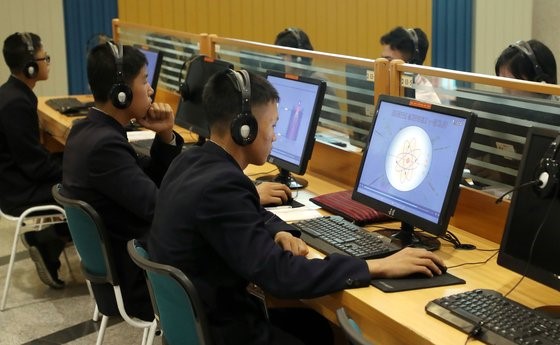 图为朝鲜学生们在平壤科学技术殿堂利用电脑进行学习活动。【照片来源：韩联社】