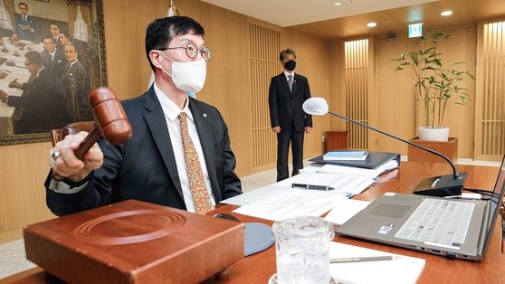 图为韩国央行行长李昌镛13日在首尔中区韩国央行举行的金融货币委员会全体会议上敲击司会槌。【照片来源：共同记者团】