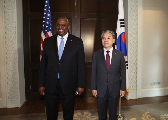 图为韩国国防部长李宗燮(音，右)和美国国防部长奥斯汀上个月11日在新加坡出席第19届亚洲安全峰会。【照片来源：韩联社】
