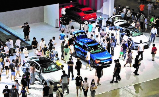 “2022釜山国际车展”开幕后的第一个周末7月17日，釜山会展中心(BEXCO)第一展厅起亚展区内挤满了参观者。现代汽车等8个国家的120家企业参参展，此次车展将持续到24日。【摄影：宋奉根 记者】