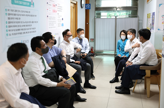 图为18日上午，包括秘书室长金大棋(右二)在内的韩总统室参谋团在首尔中区保健所接种新冠疫苗第四针后留观。【照片来源：韩总统室】