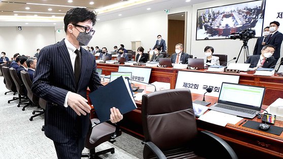 图为韩东勋部长19日出席在韩总统室办公大楼举行的国务会议，准备就座。【照片来源：韩总统室摄影记者团】