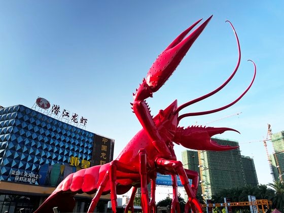 图为中国湖北潜江市中心龙虾城前的小龙虾雕塑。【摄影：申庚振 记者】