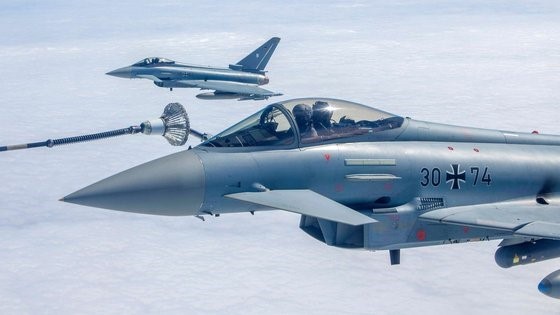 图为德国空军欧洲战斗机接受空中加油。【照片来源：德国联邦国防军】