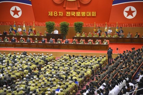 朝鲜劳动新闻27日在迎接朝鲜战争《停战协定》签署纪念日之际报道称，“第8届全国老兵大会26日在首都平壤举行”。【照片来源：劳动新闻、NEWS1】