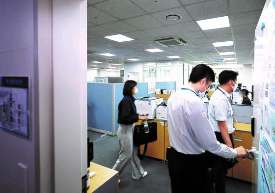 图为27日，正在调查“黑名单疑惑”的韩检方对统一部、科技部进行扣押搜查，检方相关负责人正在前往科技部。【照片来源：韩联社】