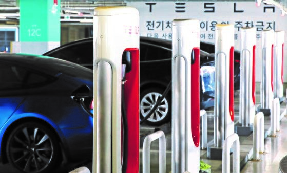 韩国国内电动汽车累计销量超过了30万辆。据韩国国土交通部上个月31日的统计，以今年上半年为准，电动汽车累计普及量为29.8633万辆。据韩国业界介绍称，从趋势来看，目前销量可能突破了30万辆。图为8月1日设置了电动汽车专用充电器的京畿道河南某大型购物中心停车场。【照片来源：NEWS1】 