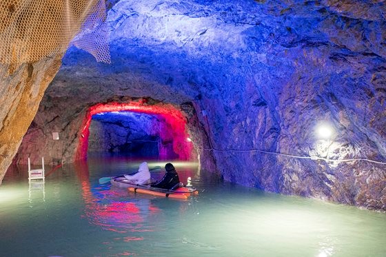 图为2020年忠州活玉洞窟开业当时游客们入场乘坐皮艇。【照片来源：韩国旅游发展局】