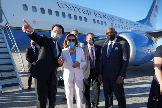 3日，美国众议院议长南希•佩洛西(左二)在台北机场接受台湾外事部门负责人吴钊燮(左)的送行，正准备乘坐飞往韩国的飞机。【照片来源：美联社=韩联社】