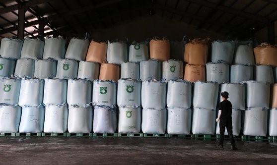 由于今年中秋节比往年更早，新米出货时间也被提前。但韩国全国农协的大米库存比前一年增加了70%，大米价格暴跌的可能性引忧虑。图为8月4日，江原道某粮食仓库的大米袋。粮食处理厂相关人士表示，“去年8月的仓库是空空”。【照片来源；韩联社】