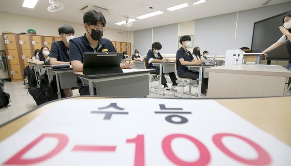 图为距2023学年度韩国高考还有101天的8日，考生们在大田儒城区智足高中3年级教室里进行备考。今年的高考将于11月17日举行。【照片来源：NEWS1】