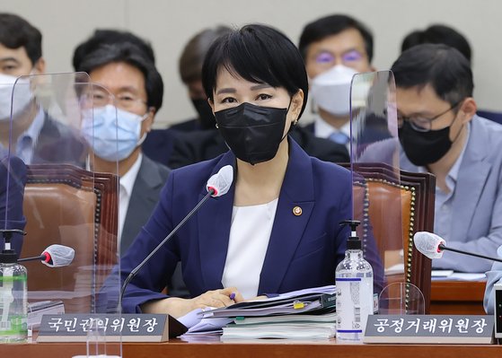 韩国国民权益委员长全贤姬22日在首尔汝矣岛国会举行的政务委员会全体会议上回答问题。【照片来源：NEWS1】