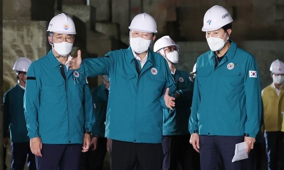 图为23日下午，尹锡悦总统正在现场检查首尔阳川区木洞雨水泵站内的大型雨水隧道。【照片来源：韩总统室摄影记者团】