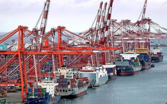 韩国产业通商资源部1日发表的《8月进出口动向》报告显示，上个月出口额为566.7亿美元，进口额为661.5亿美元。虽然出口同比增加了6.6%，但进口增加幅度更大，达28.2% ，由此出现了94.7亿美元的贸易逆差。这是自开始统计贸易数据以来的单月最高值。贸易收支从4月份开始连续5个月出现逆差，这是自2007年12月至2008年4月以来时隔14年再次出现这种情况。图为1日釜山港神仙台码头正在进行集装箱装卸工作。【照片来源：韩联社】