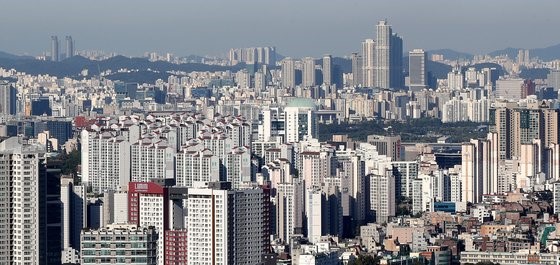 图为从首尔南山眺望的首尔市内公寓。【照片来源：NEWS1】 