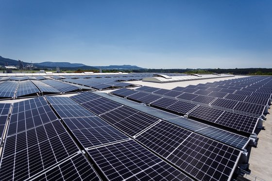 图为在德国柏林勃兰登堡商业设施屋顶上设置的韩华Q CELLS太阳能组件。【照片来源：韩华Q CELLS】