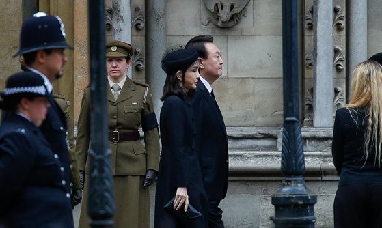 图为当地时间19日上午，韩国总统尹锡悦和夫人金建希出席在英国伦敦威斯敏斯特大教堂举行的伊丽莎白二世女王葬礼。【照片来源：NEWS1】 