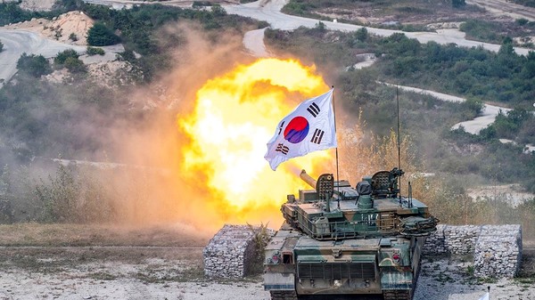 20日，韩国陆军表示，作为韩国防务展(DX KOREA 2022)的预热活动，在位于京畿道抱川的胜进科学化训练场进行了大规模机动武器演练示范。这是韩国陆军自2018年以来时隔4年再次启动大规模机动武器示范演练。值得一提的是，这是首次展示采用了有人/无人综合战斗系统“Army TIGER”的大规模机动武器示范演练。图为K2黑豹坦克正在进行坦克炮射击。【照片来源：韩国陆军】