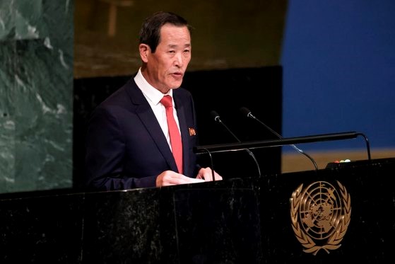 图为朝鲜驻联合国大使金成当地时间26日在联合国大会上发表演讲。【照片来源：美联社=韩联社】