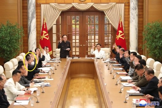 图为6月7日，朝鲜在平壤劳动党总部大楼召开第八届中央委员会第九次政治局会议。【照片来源：朝中社】