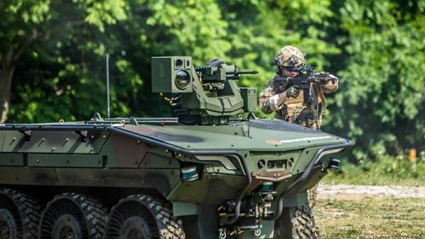 韩华Defense于11日表示，最近智能型多功能无人驾驶车辆“ARION-SMET”被选定为美国国防部主管的外国比较测试(FCT)评估对象。这是韩国国内开发的军用无人驾驶车辆首次参与在美国进行的性能测试。ARION-SMET是韩华Defense在2016年至2019年期间，作为军民技术应用研究项目的一环，在韩国首次研发的步兵战斗支援多功能无人驾驶车辆的最新性能改良型号。该无人驾驶车辆可以代替士兵执行运送物资弹药、撤离伤兵、搜索侦察、支援近距离战斗等多种任务。【照片来源：韩华Defense】
