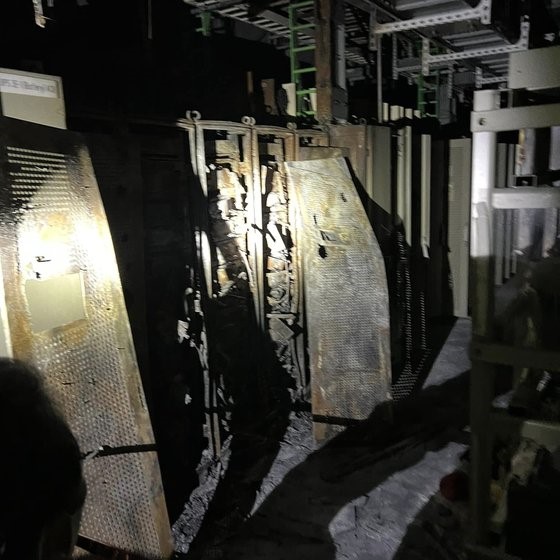图为17日公开的SK C&C板桥数据中心火灾的起火地点，地下3层电气室里的电池起火被烧毁。【照片来源：共同民主党议员尹永燦的Facebook】