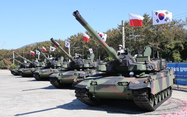 图为19日，韩国现代乐铁(Hyundai Rotem)在庆尚南道昌原工厂为纪念出口波兰的K2坦克的首次交付，举行了“K2坦克波兰Gap Filler交付仪式”。Gap Filler是指将填补波兰军队旧坦克和引进下一代新坦克之间的空白期。波兰最近宣布了将引进新一代坦克的计划，决定先接收韩国生产的180辆K2坦克，以便迅速代替落后的旧坦克。【摄影：宋奉根 记者】