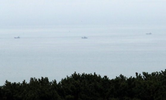 图为16日上午从位于仁川市瓮津郡延坪面的海军陆战队延坪部队眺望的西海北方界线(NLL)。【照片来源：韩联社】